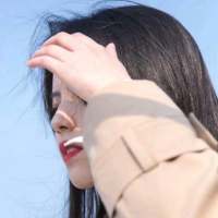 勉为其难 看，我还在笑，眼泪还