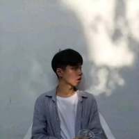 "  别把感情看得太重要  别把难过... 人潮太拥挤，我怕一放