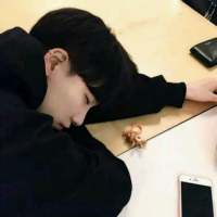 帅得好累，趴会儿。 手机里放的歌代表的痛