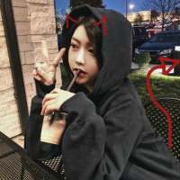 谁还记得第一个让自己喜欢到疯掉的人 如果让你在LOL和我