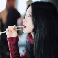 远远近近的楼窗里，灯