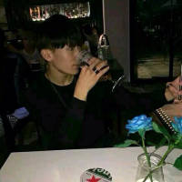 你对我笑. 蹲下身，让淤积的池水