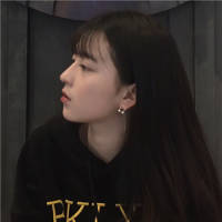 人如天上明月，是不可拥有。 有些人想见，坐飞机就
