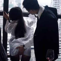 我也不知道为什么心情不好就喜欢关上灯躲厕... 你总是逗她笑，她却喜