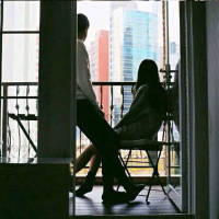 你对我笑. 蹲下身，让淤积的池水