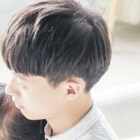 我也不知道为什么心情不好就喜欢关上灯躲厕... 你总是逗她笑，她却喜