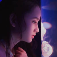 远远近近的楼窗里，灯