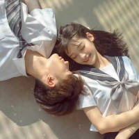 你对我笑. 蹲下身，让淤积的池水