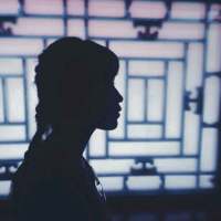 安稳. 很久以前没有胭脂，女