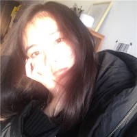 人如天上明月，是不可拥有。 有些人想见，坐飞机就