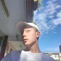 "  别把感情看得太重要  别把难过... 人潮太拥挤，我怕一放