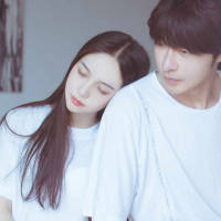 我也不知道为什么心情不好就喜欢关上灯躲厕... 你总是逗她笑，她却喜