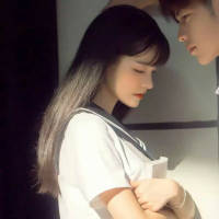 你对我笑. 蹲下身，让淤积的池水