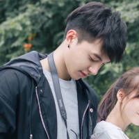 你对我笑. 蹲下身，让淤积的池水