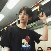 希望以后有个人以后艰难险阻都陪着你 为... 好想穿你的伴娘装。
