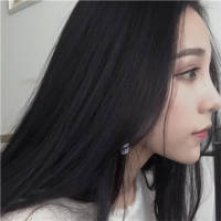 人如天上明月，是不可拥有。 有些人想见，坐飞机就