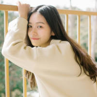 远远近近的楼窗里，灯