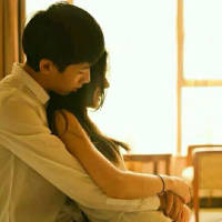 你对我笑. 蹲下身，让淤积的池水