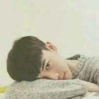 帅得好累，趴会儿。 手机里放的歌代表的痛