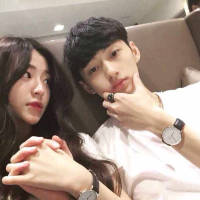 你对我笑. 蹲下身，让淤积的池水