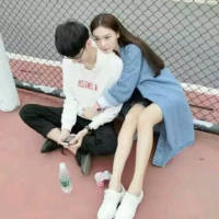 你对我笑. 蹲下身，让淤积的池水