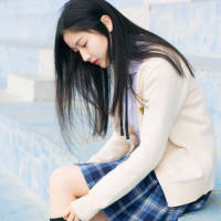 远远近近的楼窗里，灯