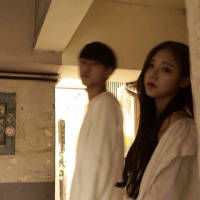 你对我笑. 蹲下身，让淤积的池水