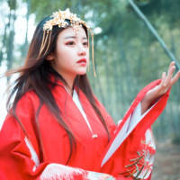 远远近近的楼窗里，灯