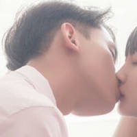 我也不知道为什么心情不好就喜欢关上灯躲厕... 你总是逗她笑，她却喜