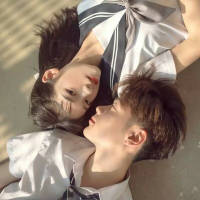 你对我笑. 蹲下身，让淤积的池水