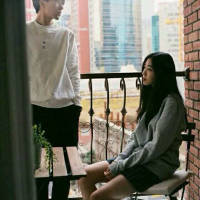 你对我笑. 蹲下身，让淤积的池水