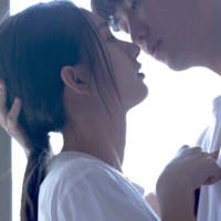 我也不知道为什么心情不好就喜欢关上灯躲厕... 你总是逗她笑，她却喜