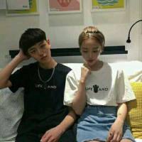 你对我笑. 蹲下身，让淤积的池水