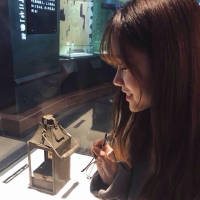 《神的双手·女图》 仔细记录着阳光和影子