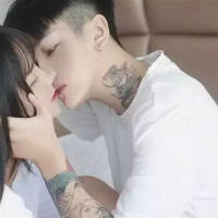 你对我笑. 蹲下身，让淤积的池水