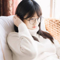 远远近近的楼窗里，灯