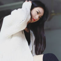 远远近近的楼窗里，灯