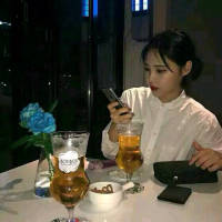 你对我笑. 蹲下身，让淤积的池水