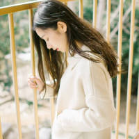 远远近近的楼窗里，灯