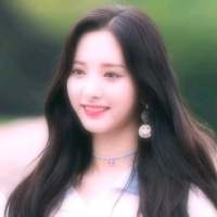 趁你还年轻去绿你想绿的人 两个人各怀心事相拥在