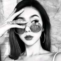 一个男人握着加温的啤