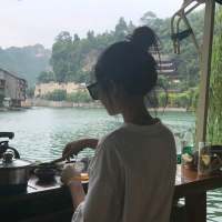 那个酒馆的老板娘生得一副好模样唇红齿白眉... 孤独不是封闭，痛苦不