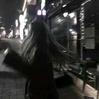 一个男人握着加温的啤