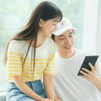 想有一天挽着你的手 去敬各位来宾的酒 恋爱本来就是一件开心
