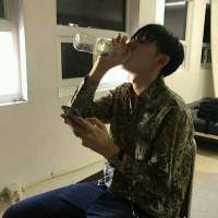 “无人荒野且一人行” 把你的照片p成黑白，