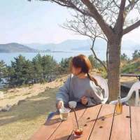 你在等他也在等风。 在我这里 你就是我的