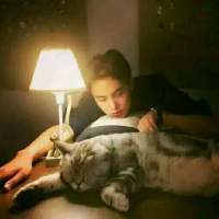 帅得好累，趴会儿。 手机里放的歌代表的痛