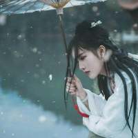 你眼中有柔情万种，如脉脉春风，冰雪也消融... 思想有多远，你就滚多