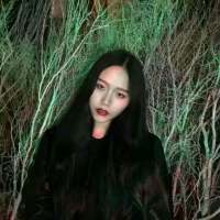 多想留在你的身边. 心里很孤独，但是不想