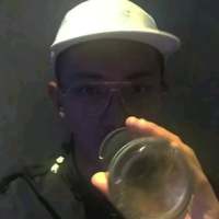 帅 孤独是栖息于床底的野